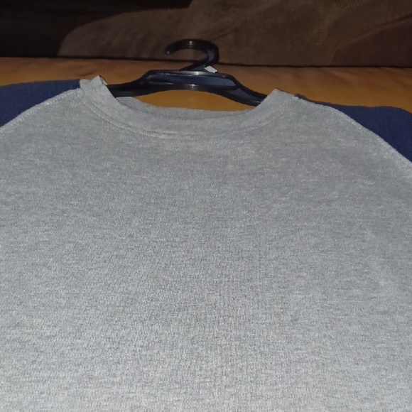 💙🌺 Gray And Blue Shirt - Picture 5 of 9